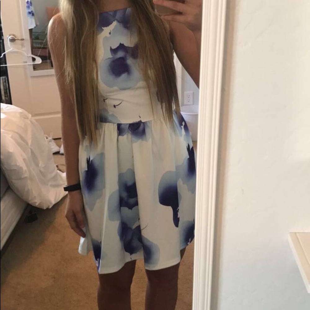 Dress - Picture 3 of 3